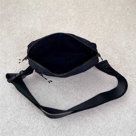 Fabletics “The Big Belt Bag” in black - Picture 7 of 11